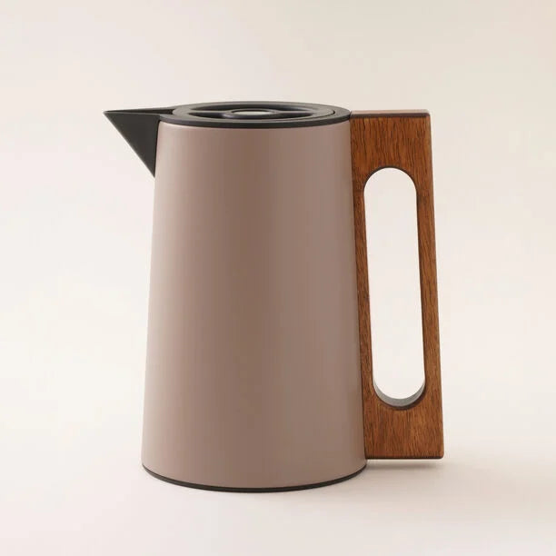 Dallatyدلة معدن باللون البيج الغامق مع يد خشبية 0.6 لتر