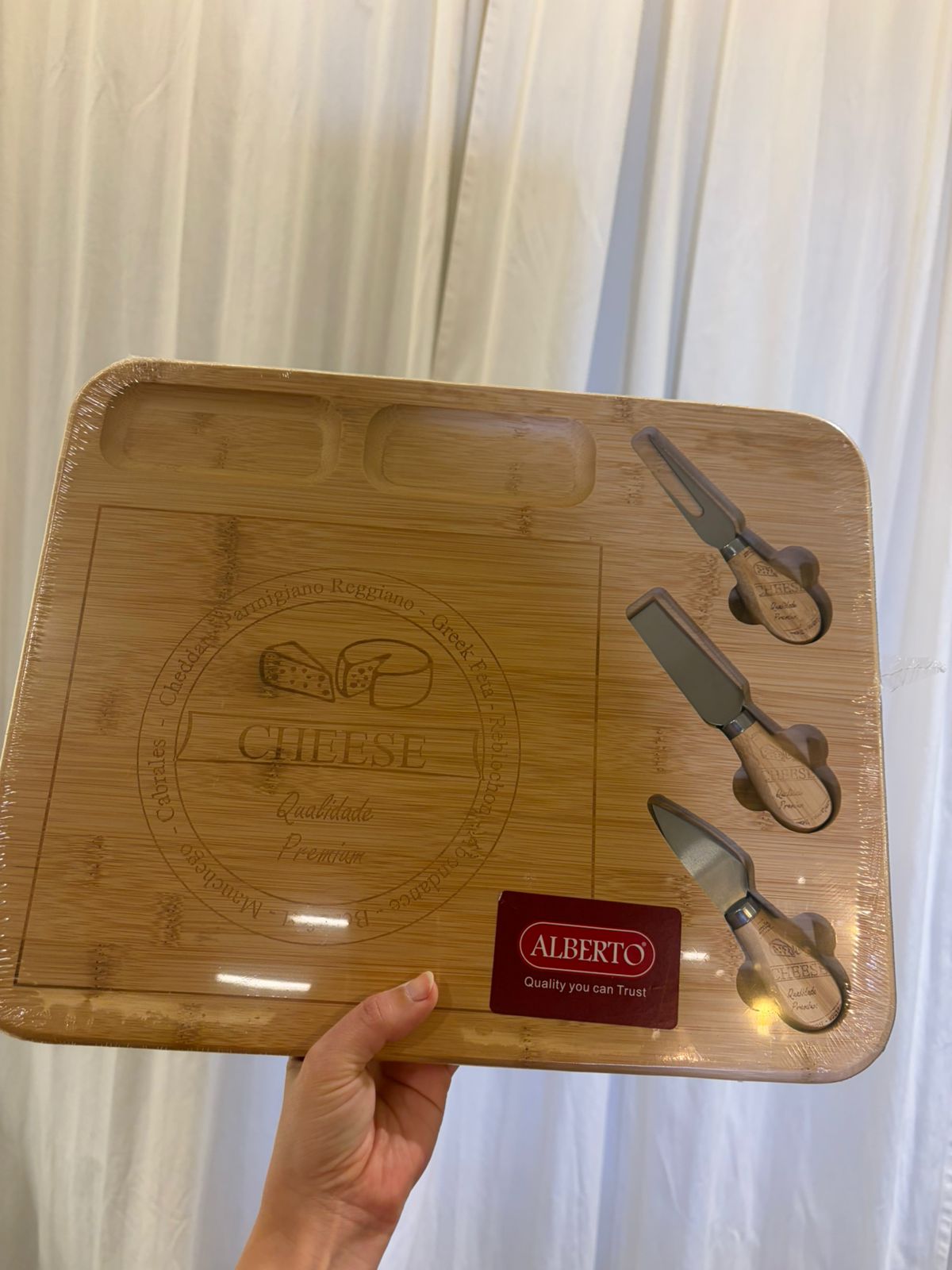 Alberto لوح تقطيع بامبو مع 3 سكاكين للجبن 40*32*2.5 سم