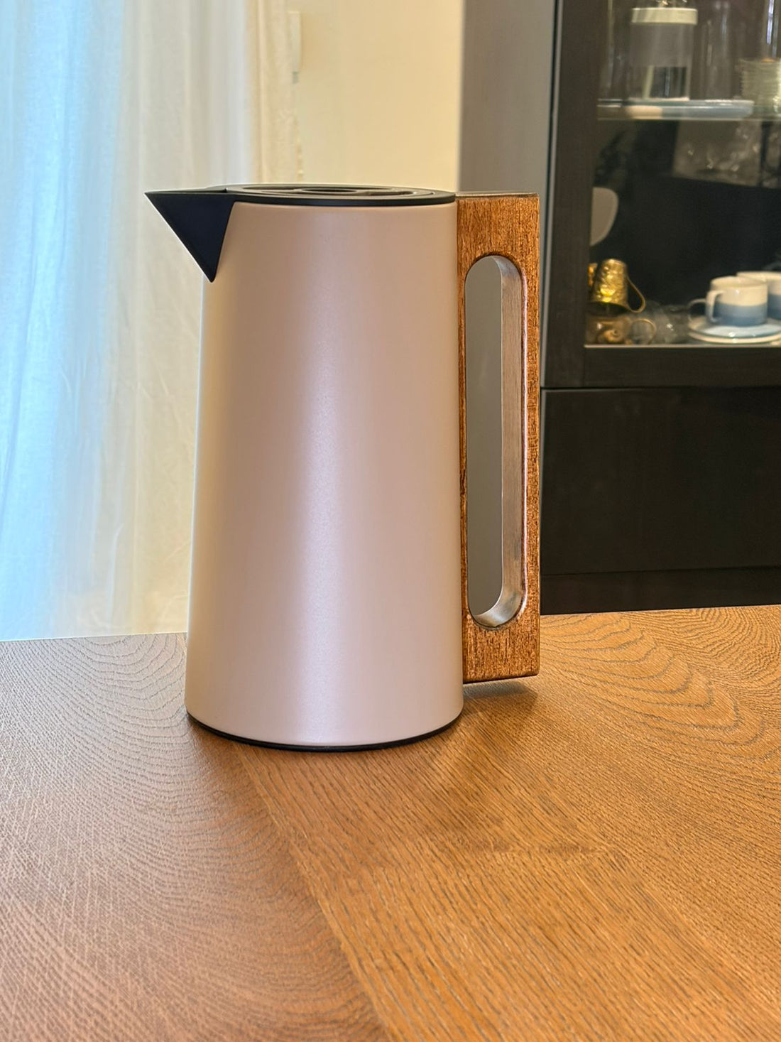 Dallaty دلة معدن باللون البيج الغامق مع يد خشبية 1 لتر