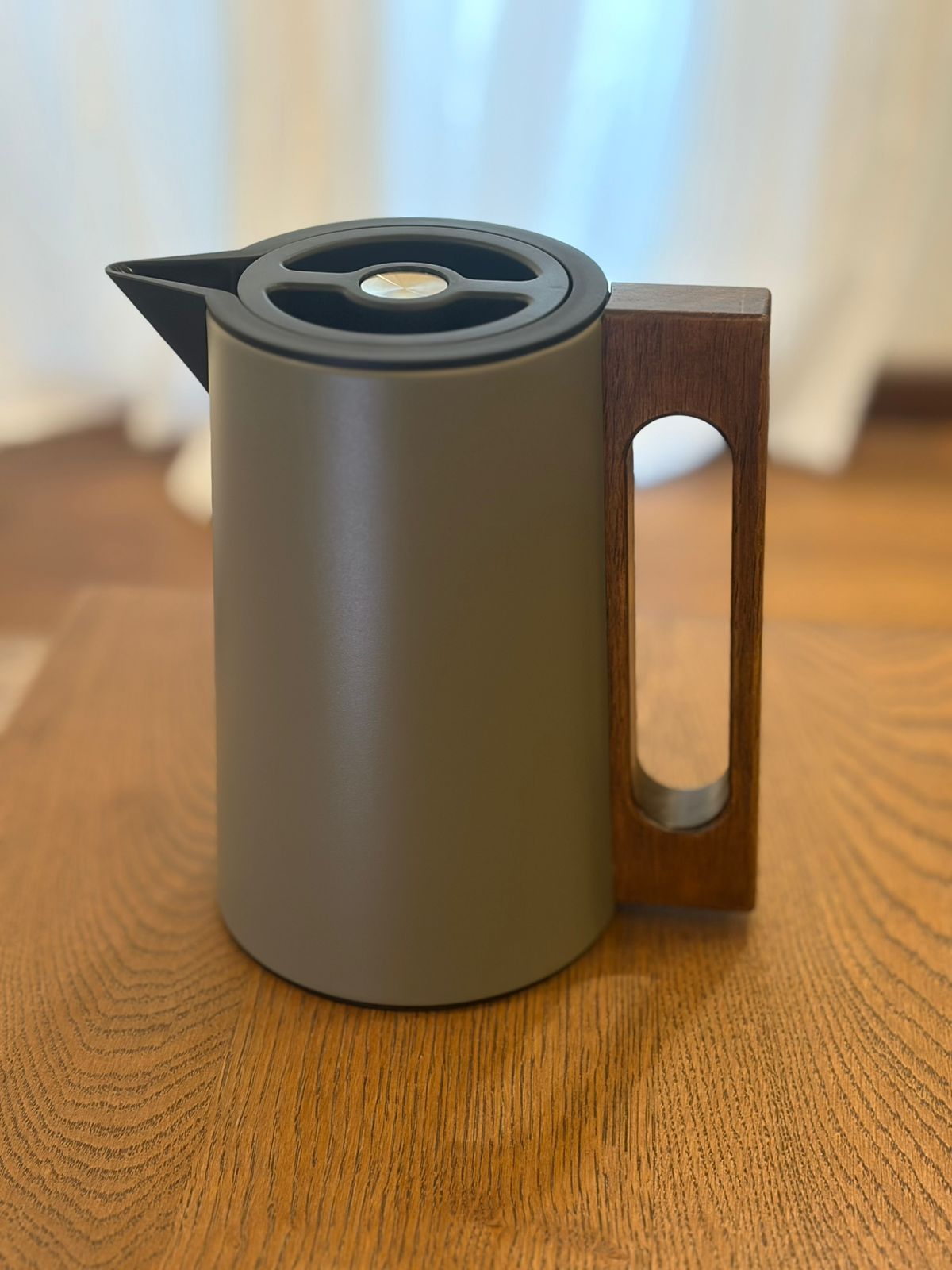 ترمس معدن باللون البيج الفاتح مع يد خشبDAllaty