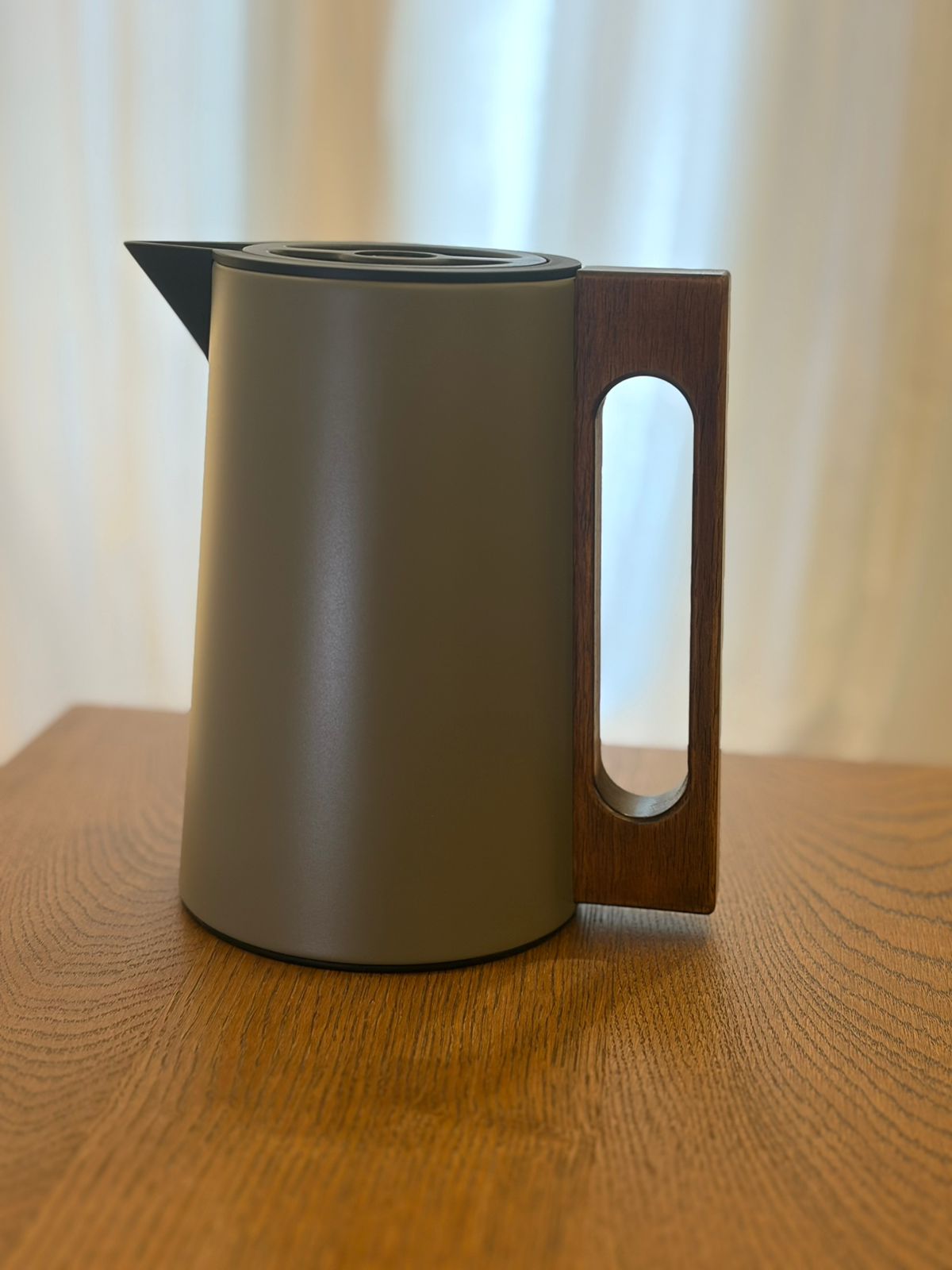 ترمس معدن باللون البيج الفاتح مع يد خشبDAllaty