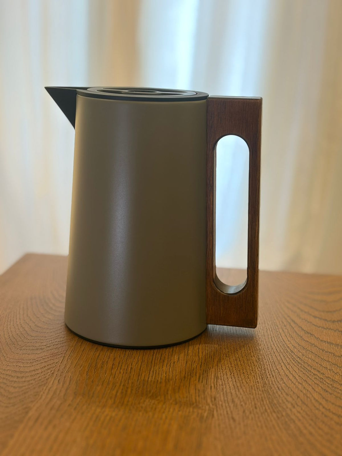 ترمس معدن باللون البيج الفاتح مع يد خشبDAllaty