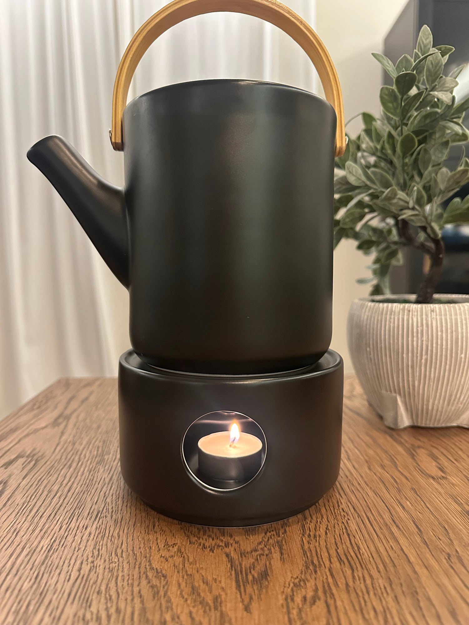 Dallaty Black porcelain English tea pot..