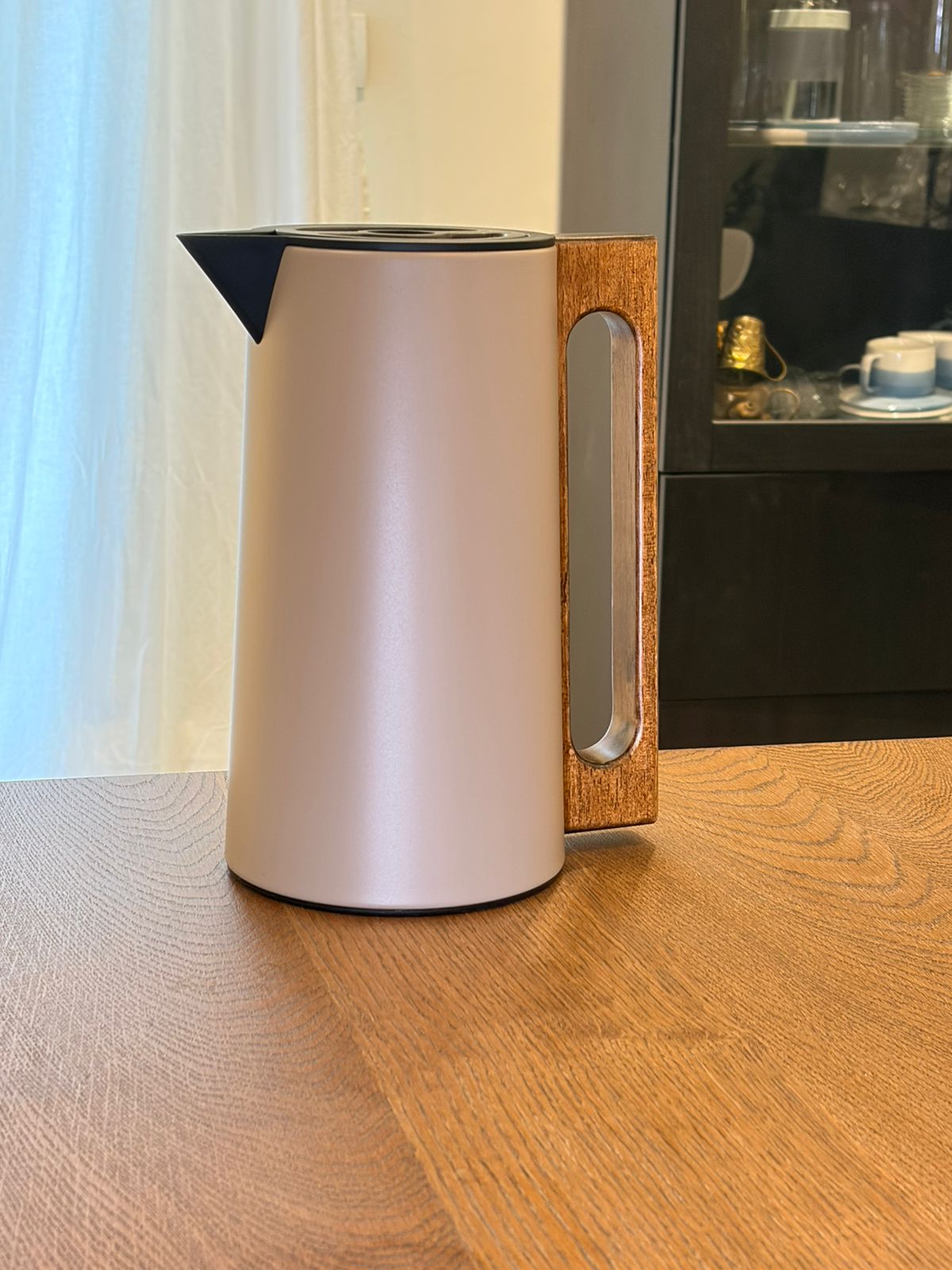 Dallaty دلة معدن باللون البيج الغامق مع يد خشبية 1 لتر
