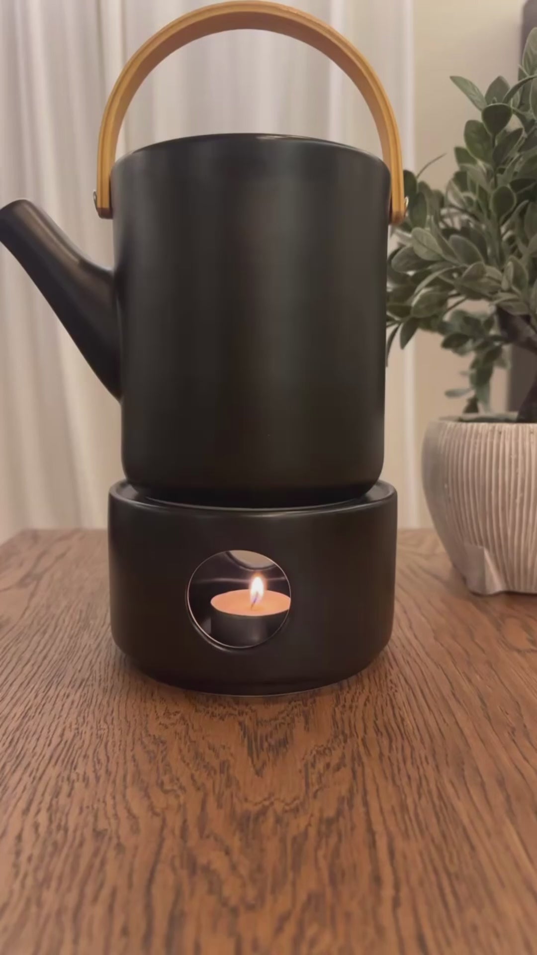 Dallaty Black porcelain English tea pot..