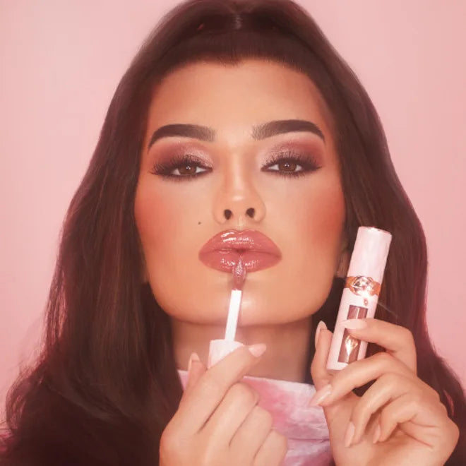 Charlotte Tilbury 
JUICY, PLUMPER-LOOKING LIPS KIT..